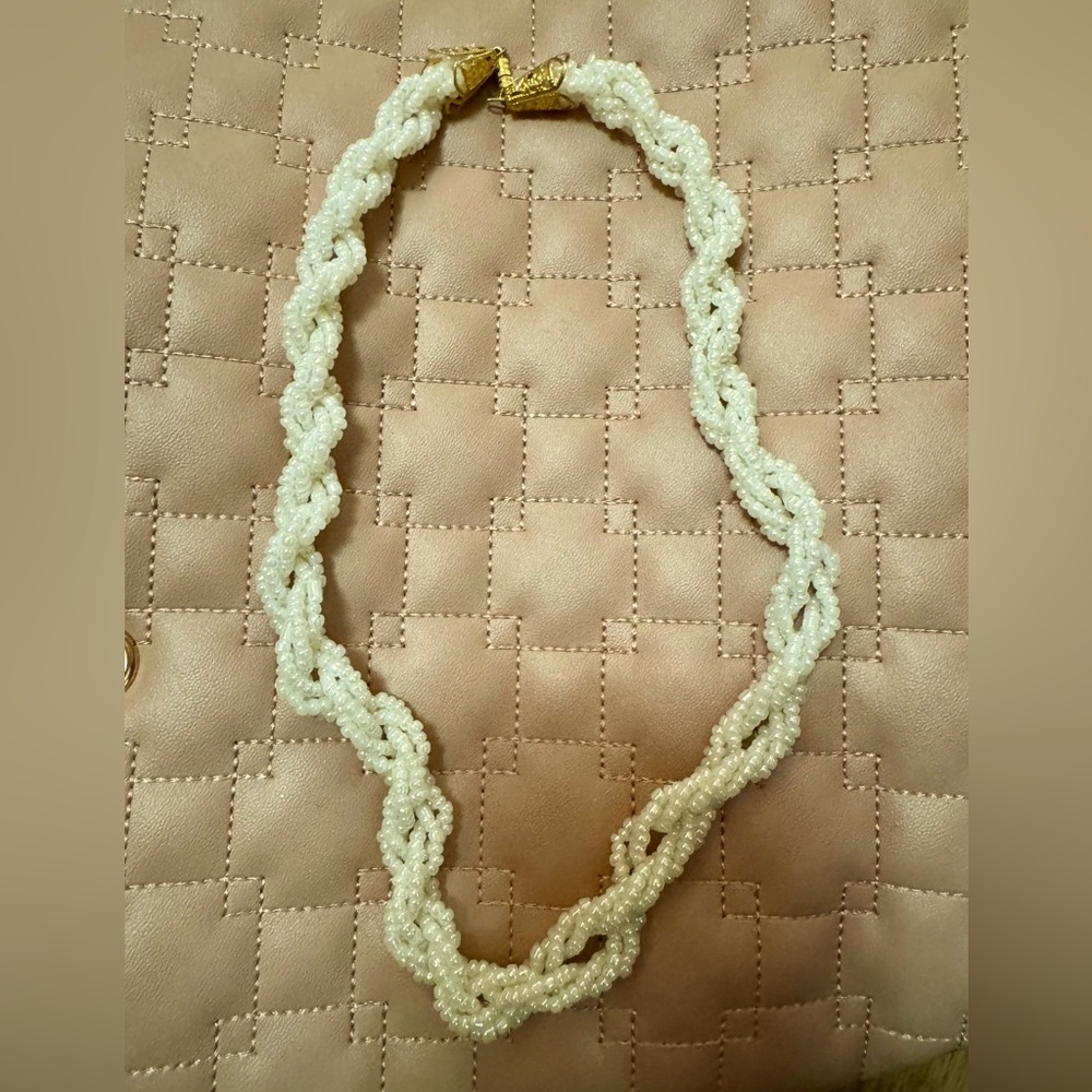 Faux pearl sophisticated, beautiful necklace!